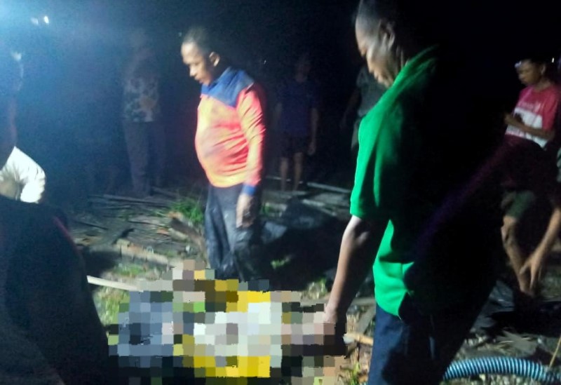 EVAKUASI JASAD: Petugas kepolisian bersama relawan mengevakuasi jasad Yasaruddin (56) dari dalam sumur di kawasan Jalan Sukamara, Gang Almaida, Landasan Ulin Utara, Rabu (7/5) malam.