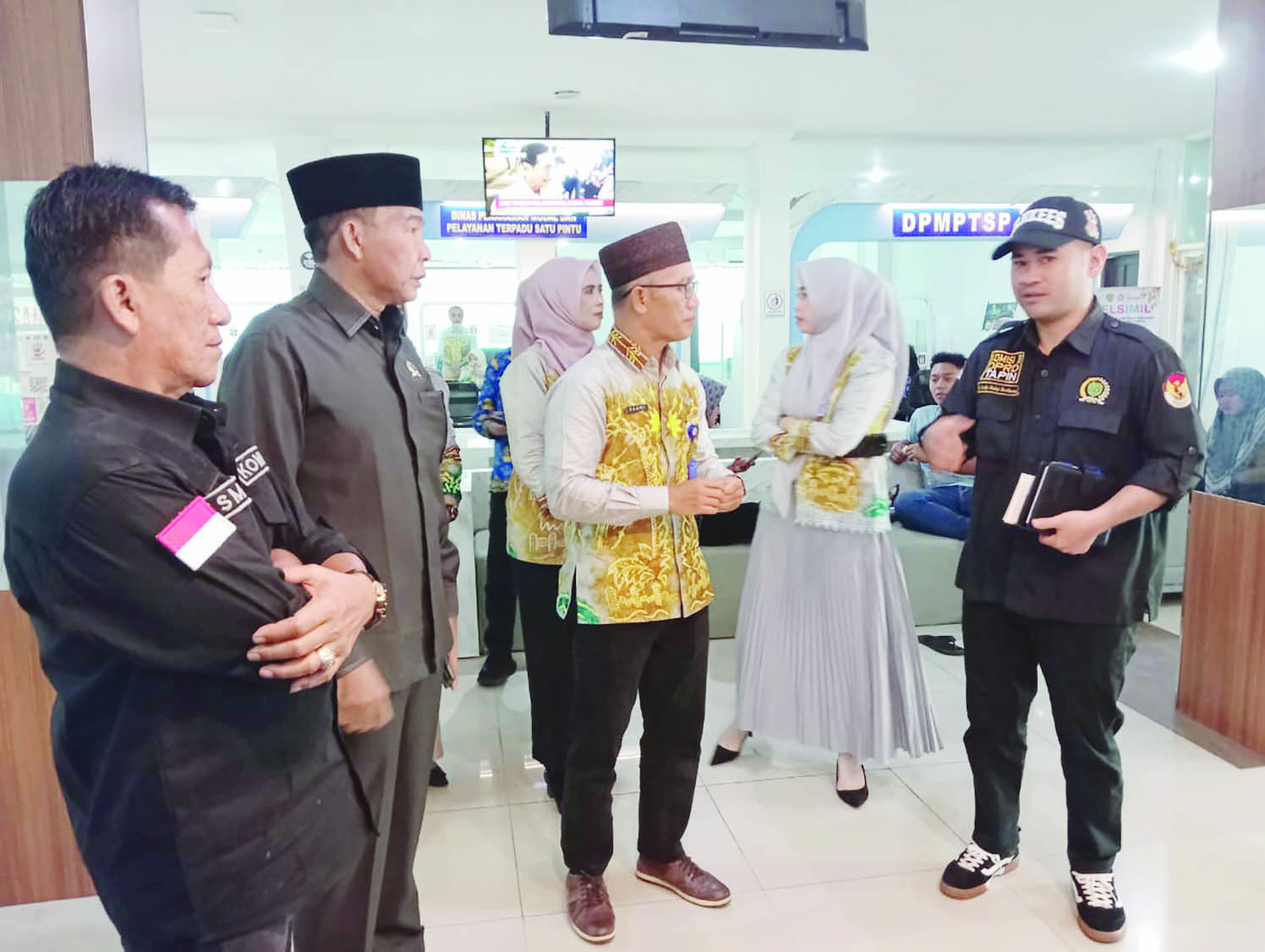 SIDAK: Wakil Ketua DPRD Tapin H Hairuji bersama Komisi II memantau pelayanan serta sarana prasarana di Mal Pelayanan Publik (MPP). (Foto Rasidi Fadli)