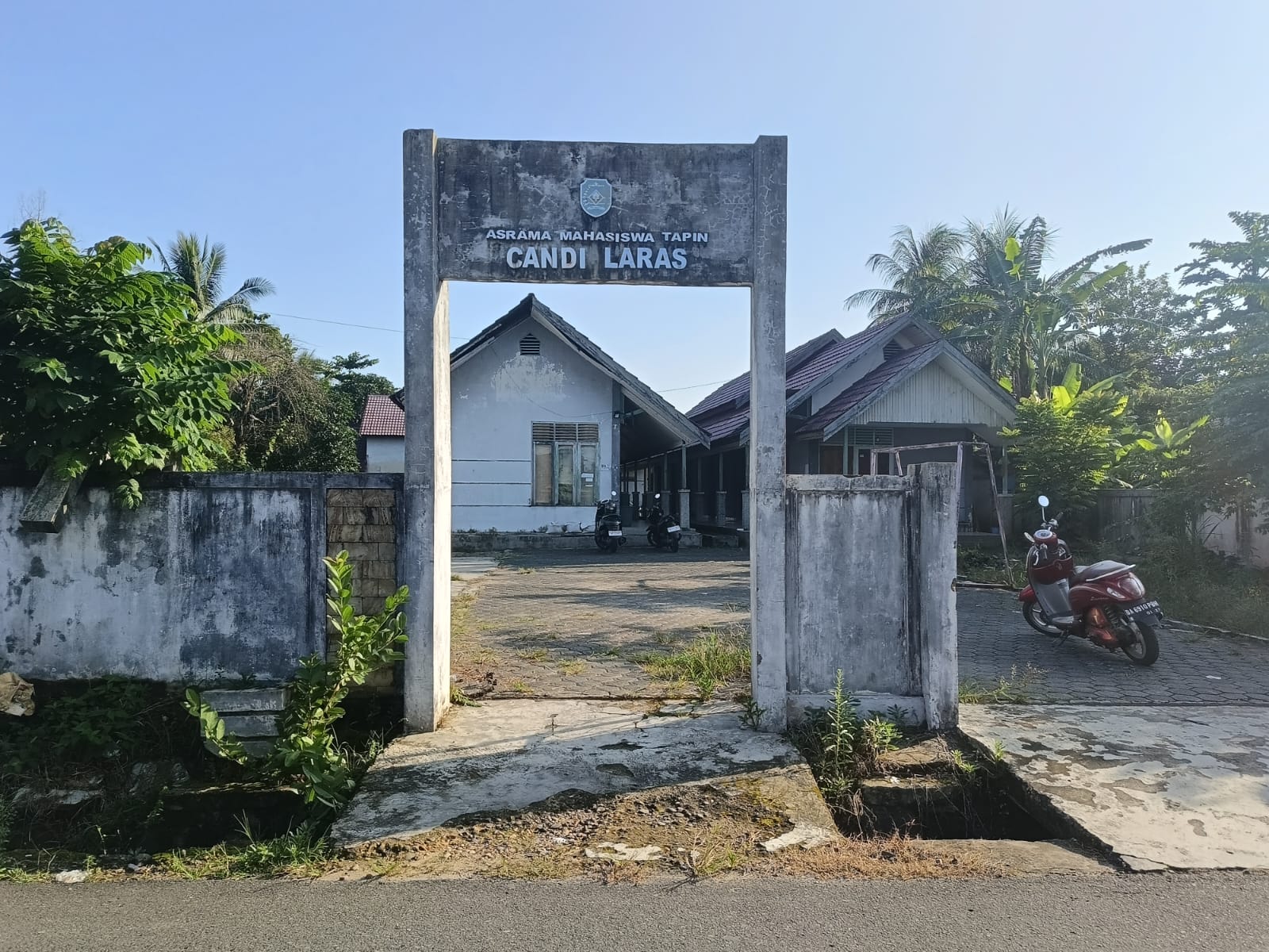 SUDAH TUA: Bangunan asrama mahasiswa Tapin di Banjarbaru perlu perbaikan. (Foto: Sandy for Radar Banjarmasin)