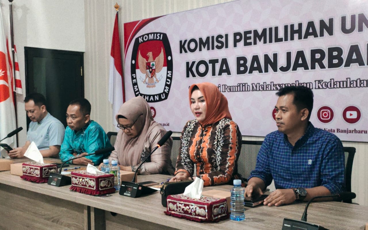 MENEGASKAN: Ketua KPU Provinsi Kalsel, Andi Tenri Sompa bersama jajarannya saat konferensi pers pencabutan status LPRI sebagai lembaga pemantau Pilkada Banjarbaru, Jumat (9/5).