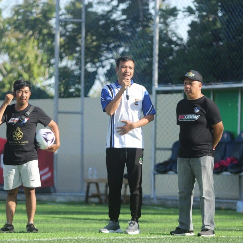 BAKAL SERU: Owner Munthe FC, Andy Munthe (kanan) bersama panitia Munthe Cup Season III, siap menyambut persaingan seru di turnamen minisoccer terbesar se-Kotabaru, 23&ndash;25 Mei 2025.