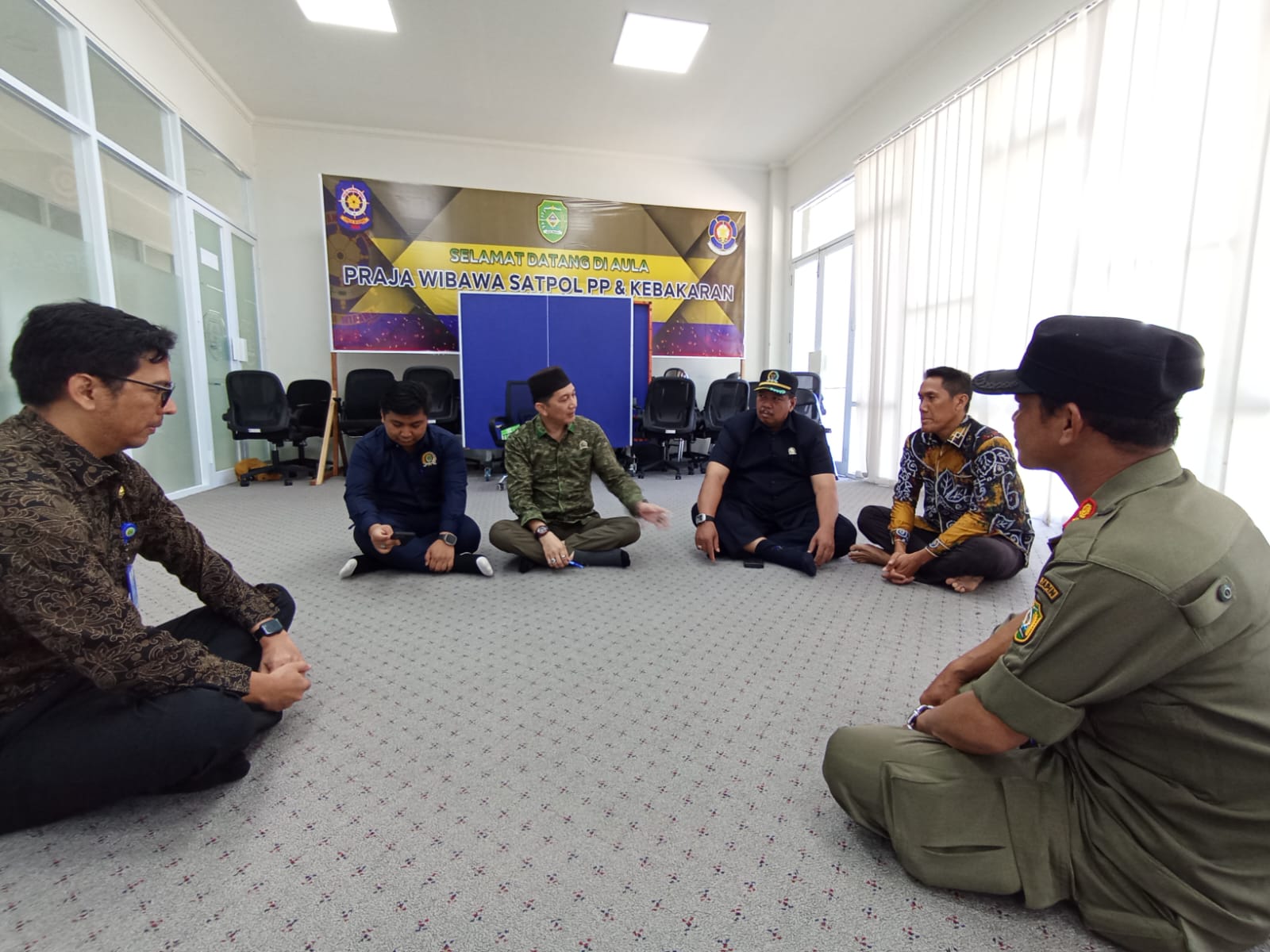 DISKUSI: Ketua Komisi I DPRD Tapin Rustan Nawawi bersama anggota berdiskusi dengan pegawai di Kantor Satpol PP dan Damkar.