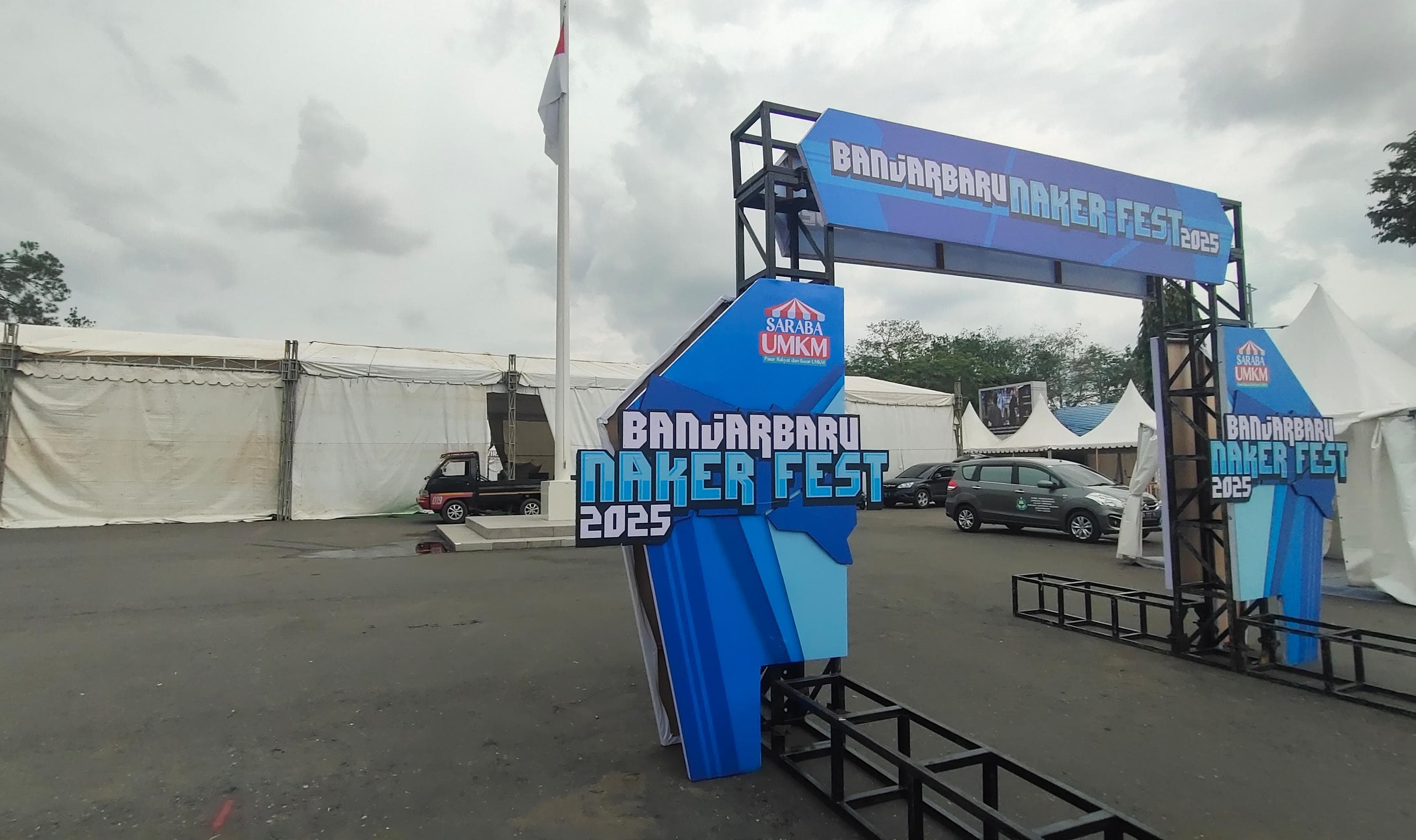 AYO KUNJUNGI: Tenda utama Banjarbaru Naker Fest 2025 berdiri di Lapangan Murdjani, Banjarbaru, Jumat (9/5). Acara dimulai Sabtu (10/5) dan berlangsung lima hari.