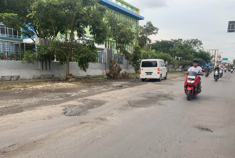 RUSAK: Jalan depan RSUD Sultan Suriansyah yang berlubang bergelombang dan hanya ditambal sulam.