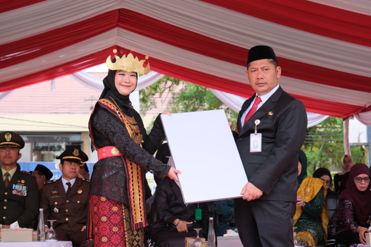 BANTUAN:Pemkab HST memberikan bantuan layanan internet di sekolah terpencil menggunakan Starlink.
