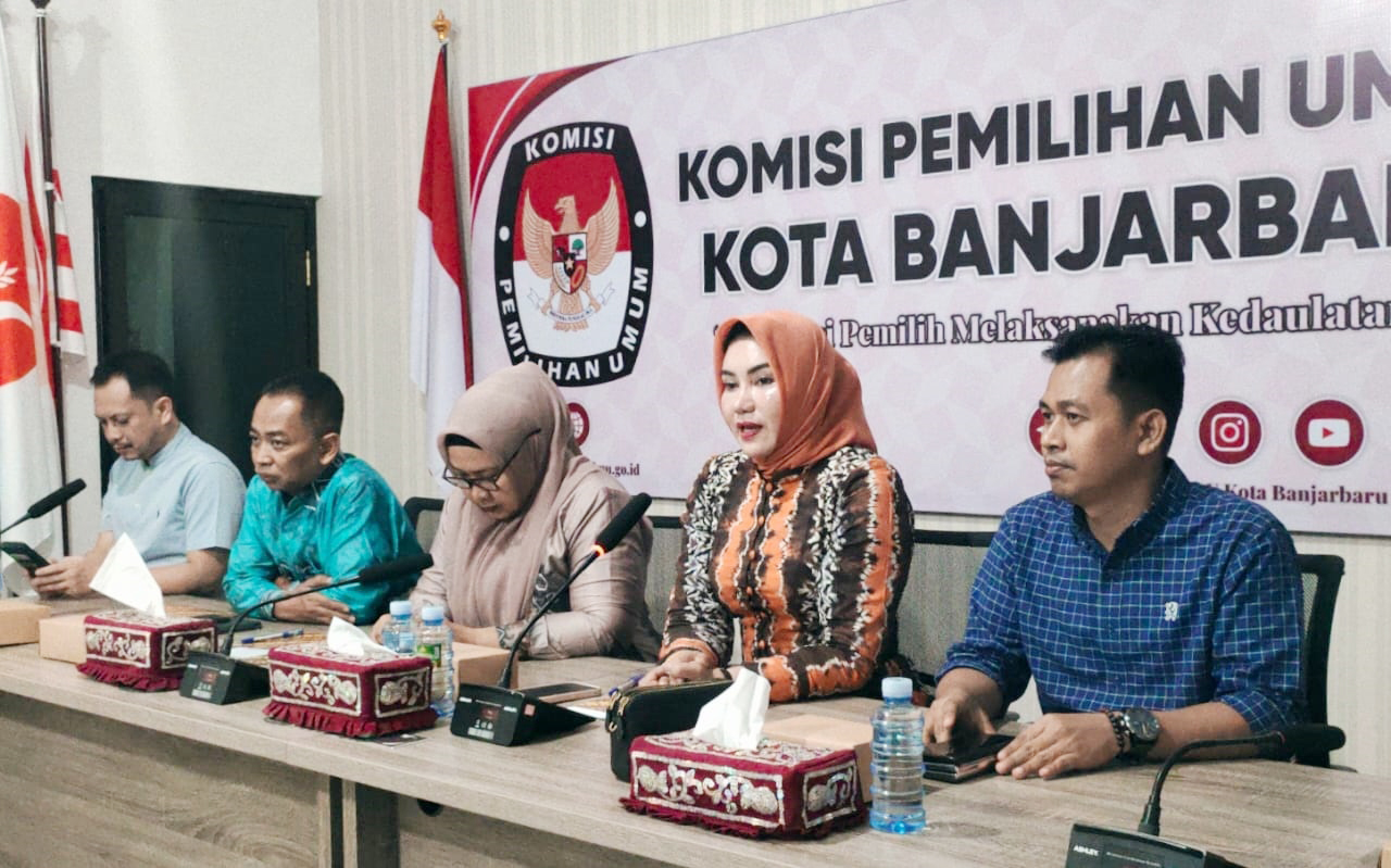 MENEGASKAN: Ketua KPU Provinsi Kalsel, Andi Tenri Sompa bersama jajarannya saat konferensi pers pencabutan status LPRI sebagai lembaga pemantau Pilkada Banjarbaru, Jumat (9/5).