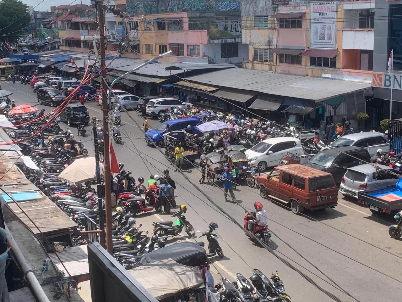 PARKIR: Wali Kota Banjarmasin, Muhammad Yamin berencana menurunkan tarif parkir khusus jenis kendaraan roda 2. (Foto: Endang/Radar Banjarmasin)