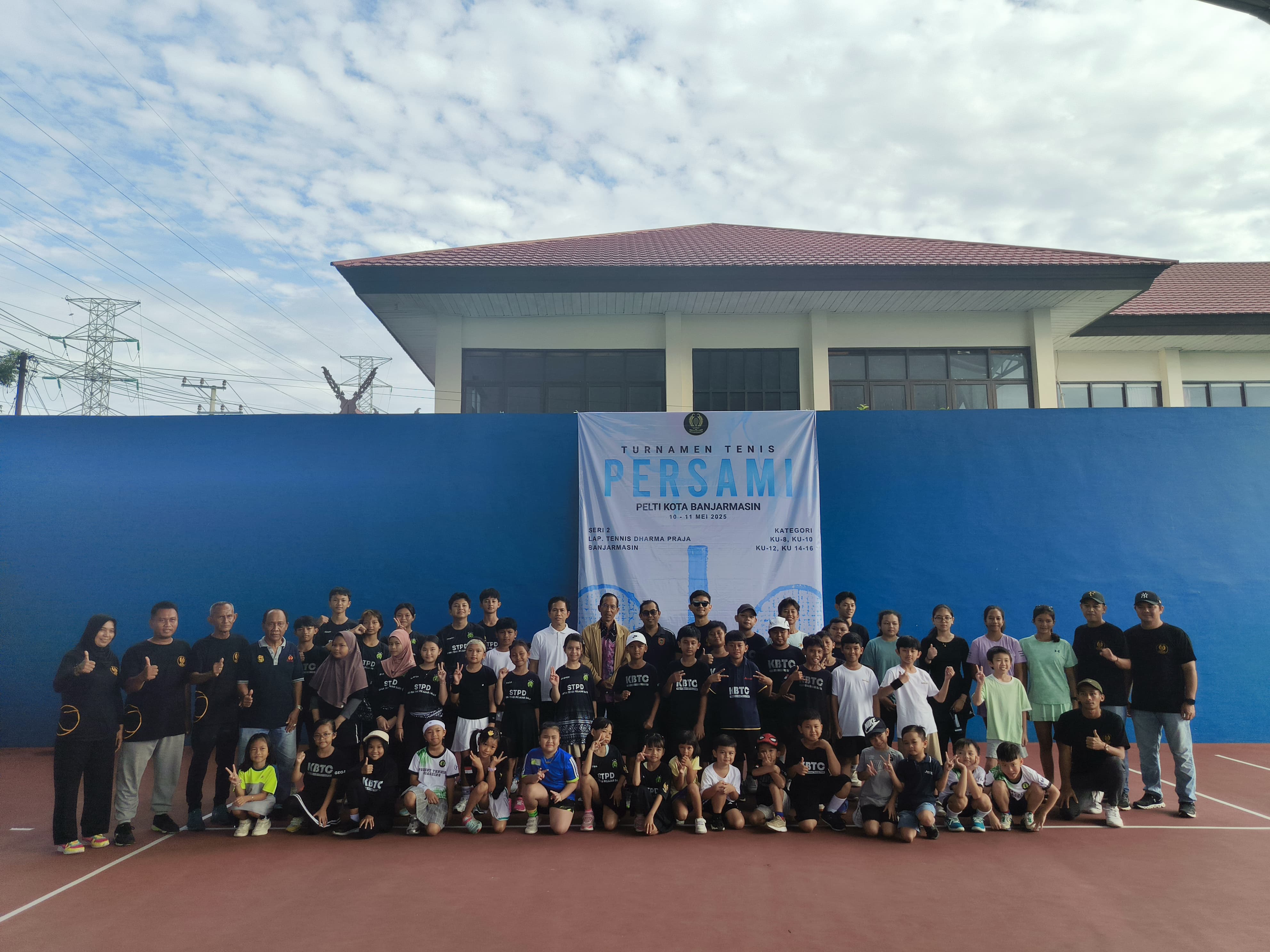 Ketua KONI Banjarmasin Hermansyah (tengah) bersama Ketua Harian PELTI Banjarmasin Hardian Oetama (kiri) dan para peserta usai pembukaan Persami Tenis ke-4 se-Kalsel, yang digelar sebagai ajang pembina