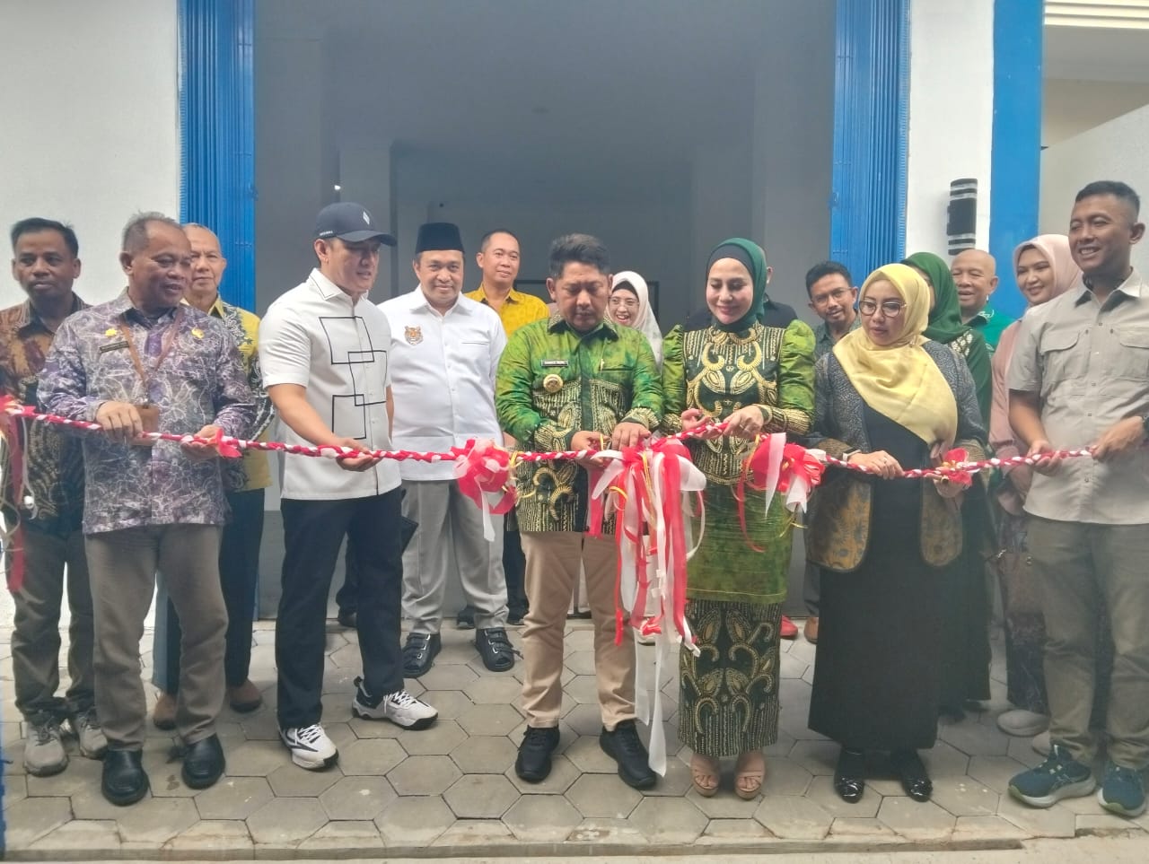 POTONG PITA:Bupati HST, Samsul Rizal meresmikan Asrama Mahasiswa Murakata di Yogyakarta. (Foto:Prokom untuk Radar Banjarmasin)
