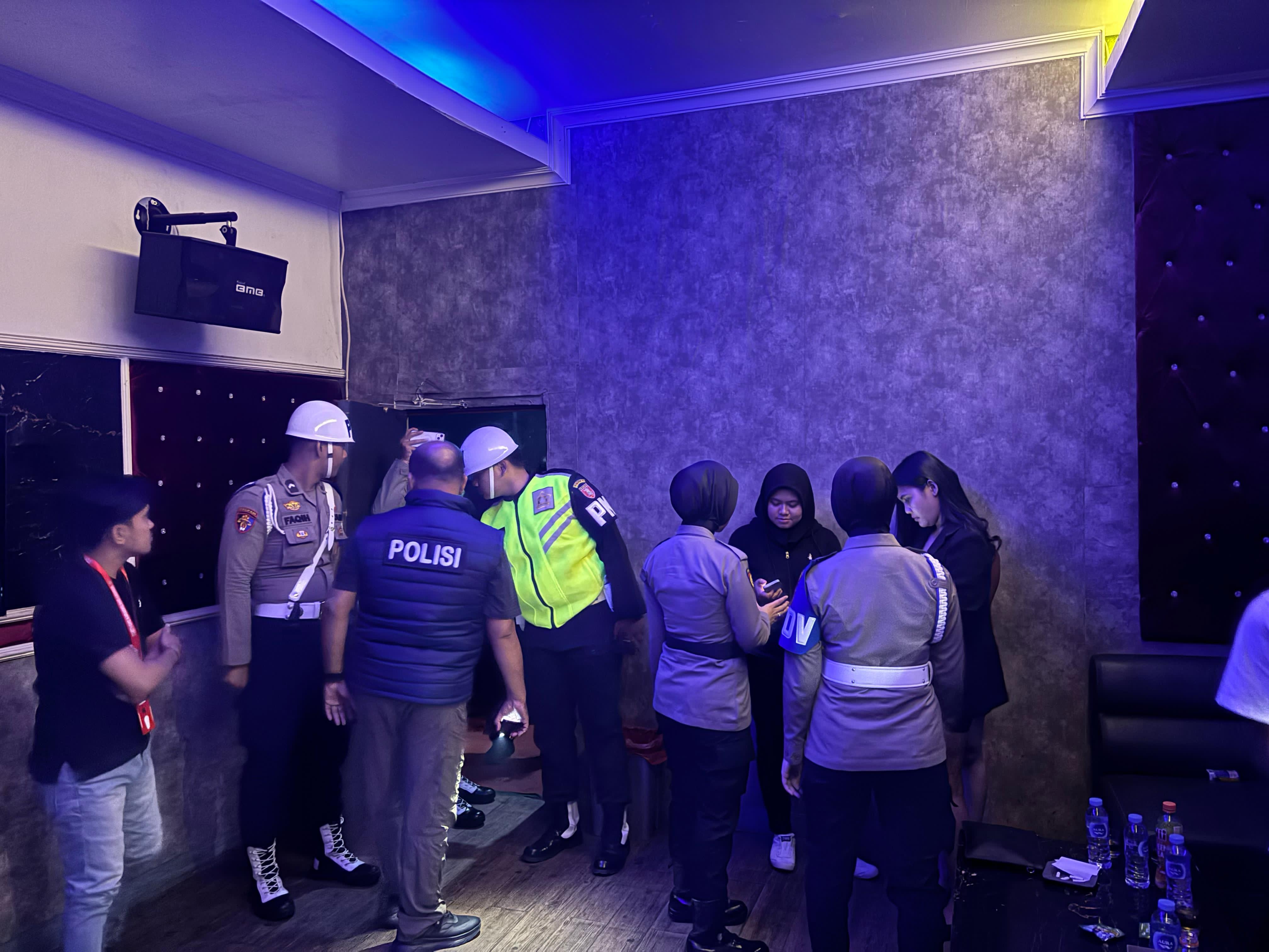DISISIR: Petugas melakukan pengecekan di salah satu tempat hiburan malam di Batulicin dalam rangka Operasi Sikat Intan 2025. (Foto: Polres Tanah Bumbu)