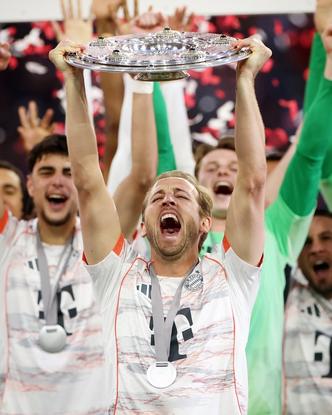 ANGKAT TROFI: Harry Kane akhirnya merasakan angkat trofi untuk pertama kali sepanjang karier sepakbolanya. Bayern Munich sudah dipastikan juara Bundesliga saat menjamu Borussia Moenchengladbach