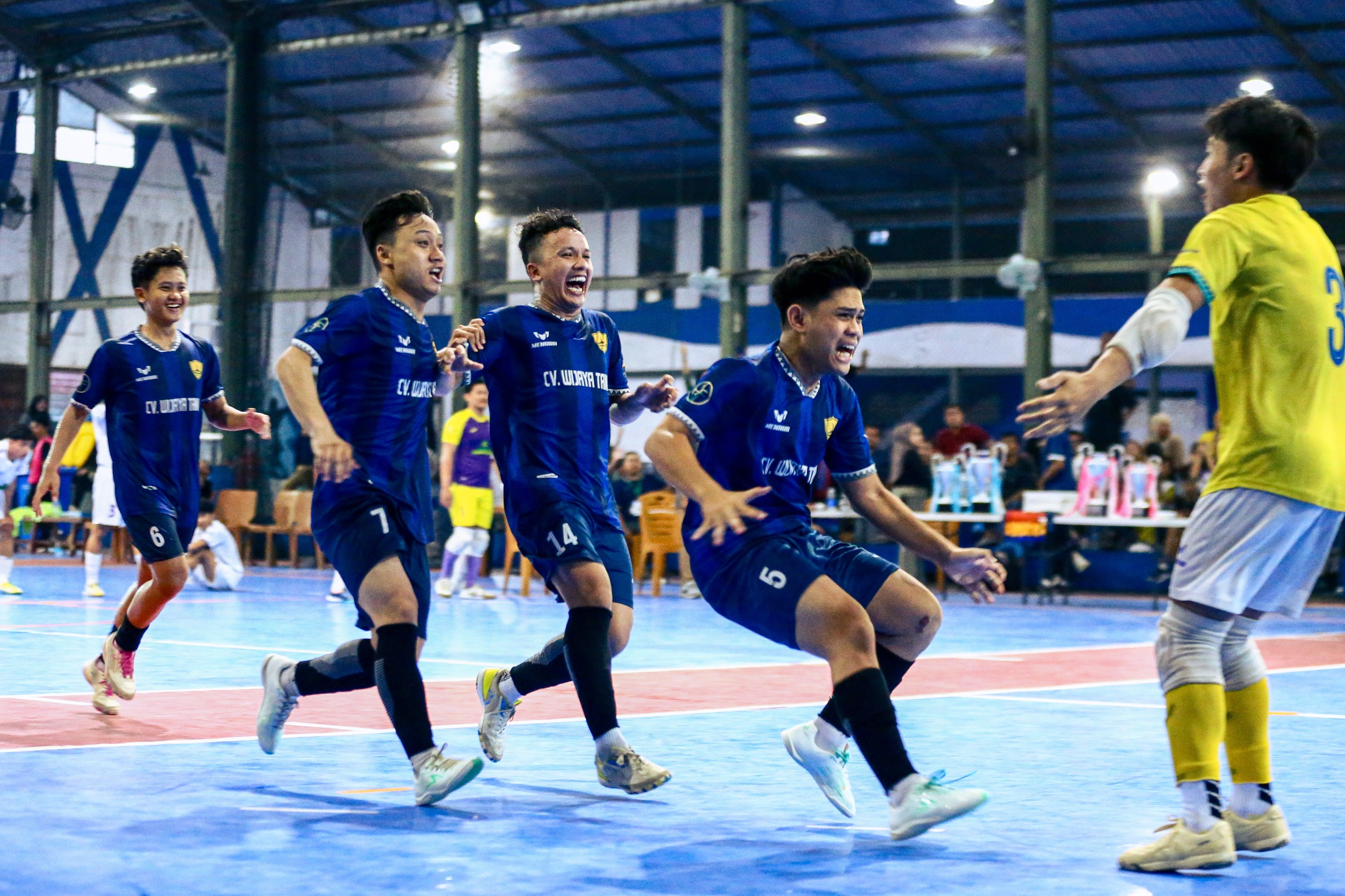 Para pemain Barabai FC merayakan kemenangan setelah menaklukkan HM Academy Barito Kuala lewat adu penalti dramatis di final Linus Kalsel 2025, Minggu (11/5), di Borneo Indoor Futsal, Banjarmasin. (M I