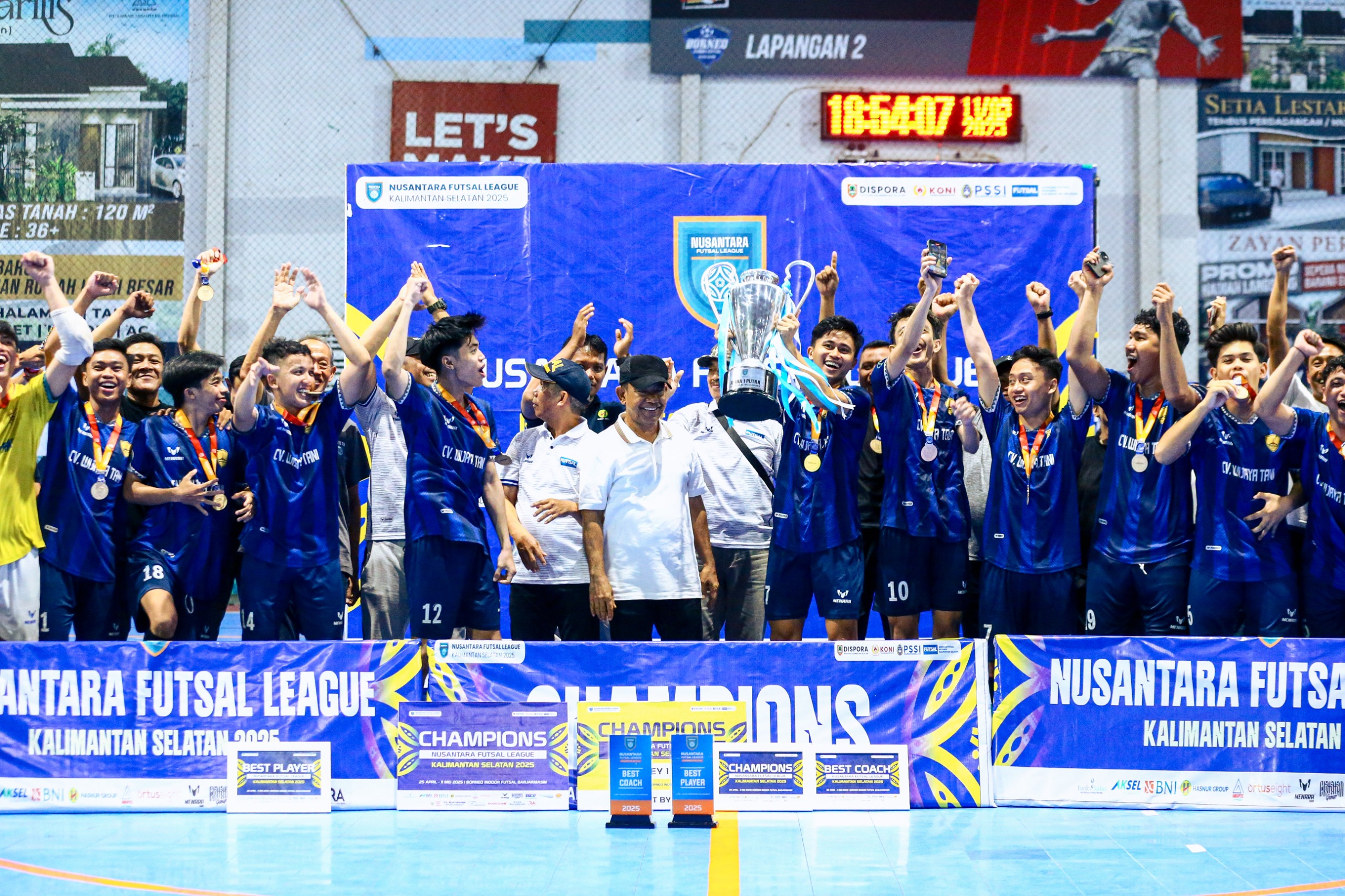 Para pemain Barabai FC merayakan kemenangan setelah menaklukkan HM Academy Barito Kuala lewat adu penalti dramatis di final Linus Kalsel 2025, Minggu (11/5), di Borneo Indoor Futsal. (M Idris