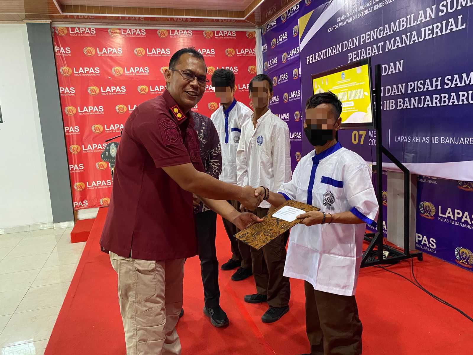 PENYERAHAN: Salah saru warga binaan Lapas Banjarbaru yang dapat remisi khusus di Hari Raya Waisak. (LAPAS BANJARBARU UNTUK RADAR BANJARMASIN)