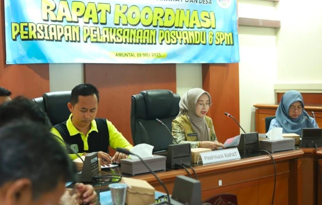 PEMBUKAAN:Kepala DPMD HSU, Rijali Hadi dan Ketua Pembina Posyandu Kabupaten HSU, Hj Murniati Sahrujani membuka kegiatan rakor lintas sektor di Aula Kejar Membangun Setda HSU.