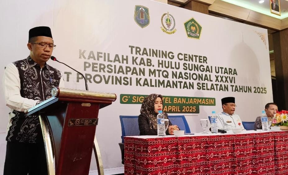 SAMBUTAN:Asisten I Setda HSU, Khairussalim mewakili Bupati HSU H Sahrujani membuka training center kafilah di Hotel G-Sing Kota Banjarmasin dihadiri Ketua DPRD Kalsel, H Supian HK.