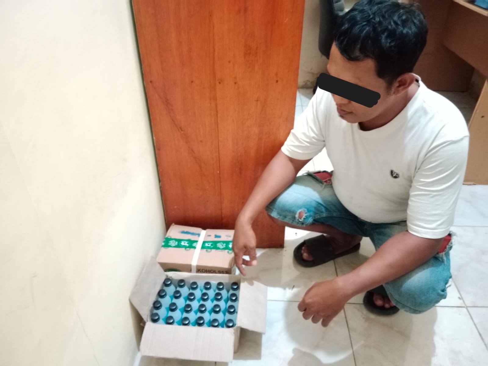 MIRAS: RJN, warga Tambang Ulang berurusan dengan Polsek Tambang Ulang karena diduga memperjualbelikan minuman beralkohol kadar tinggi secara ilegal