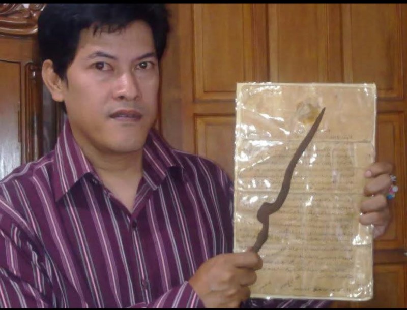 PEGANG KERIS: Cevi Yusuf Isnendar keturunan ke-4 dari Sultan Hidayatullah.