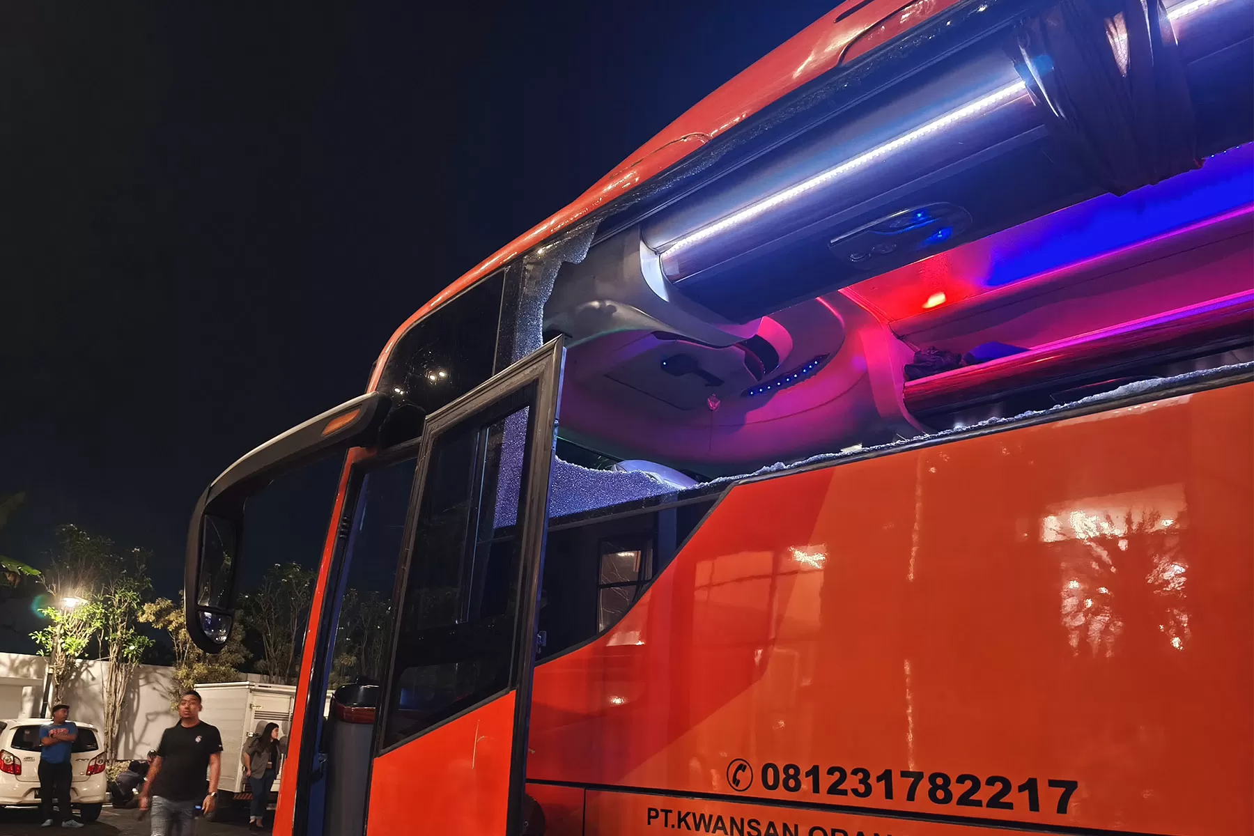 RUSAK: Kondisi bus yang ditumpangi skuad Persik Kerdiri pasca dilempari oleh oknum suporter Arema FC. (Foto: Bagus Putra Pamungkas/Jawa Pos )