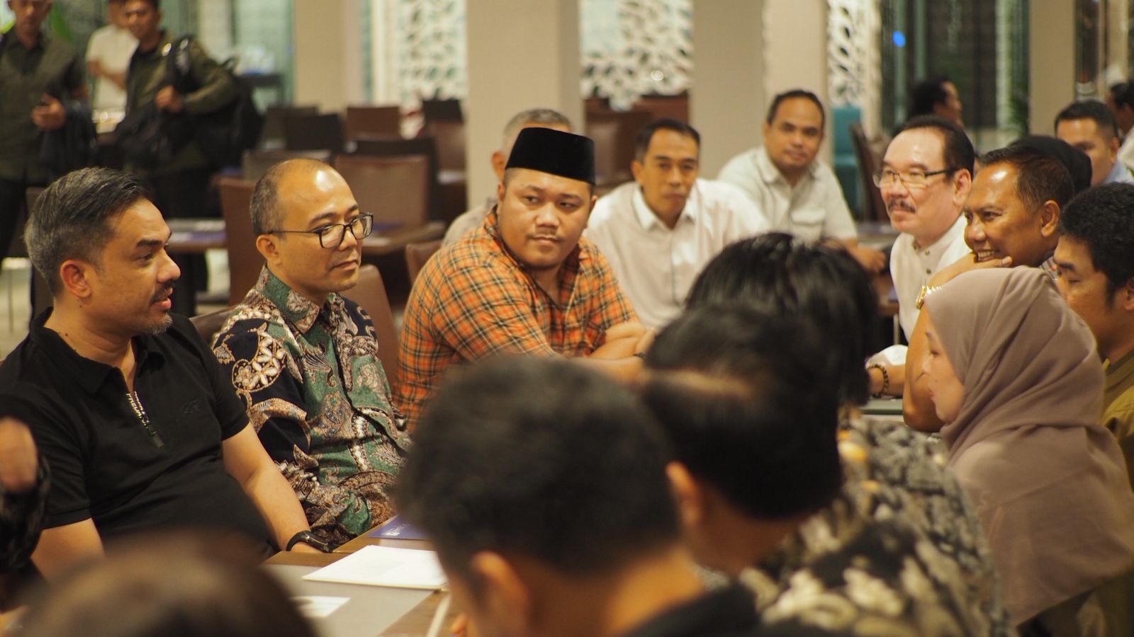 HADIR: Menteri UMKM, Maman Abdurrahman saat memberikan support kepada Pemilik Mama Khas Banjar, di Novotel Banjarbaru, Selasa Malam (13/5/2025).