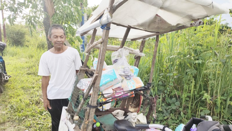 ISTIRAHAT: Penjual tisu keliling, Marhani saat istirahat di Jalan Trikora, Minggu (11/5) sore.