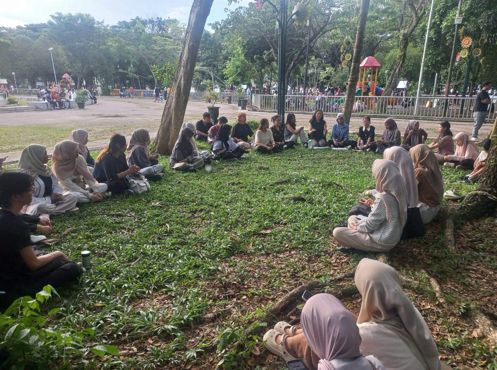 PEMIKIRAN KRITIS: Diskusi bertajuk "Marsinah, Siapa Punya?" di Taman Kamboja, Jalan Anang Adenansi, pada Ahad (11/5) sore.