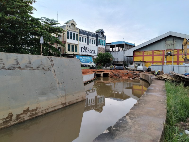 PROYEK: Proyek revitalisasi Sungai Veteran di belakang Kelenteng Soetji Nurani.