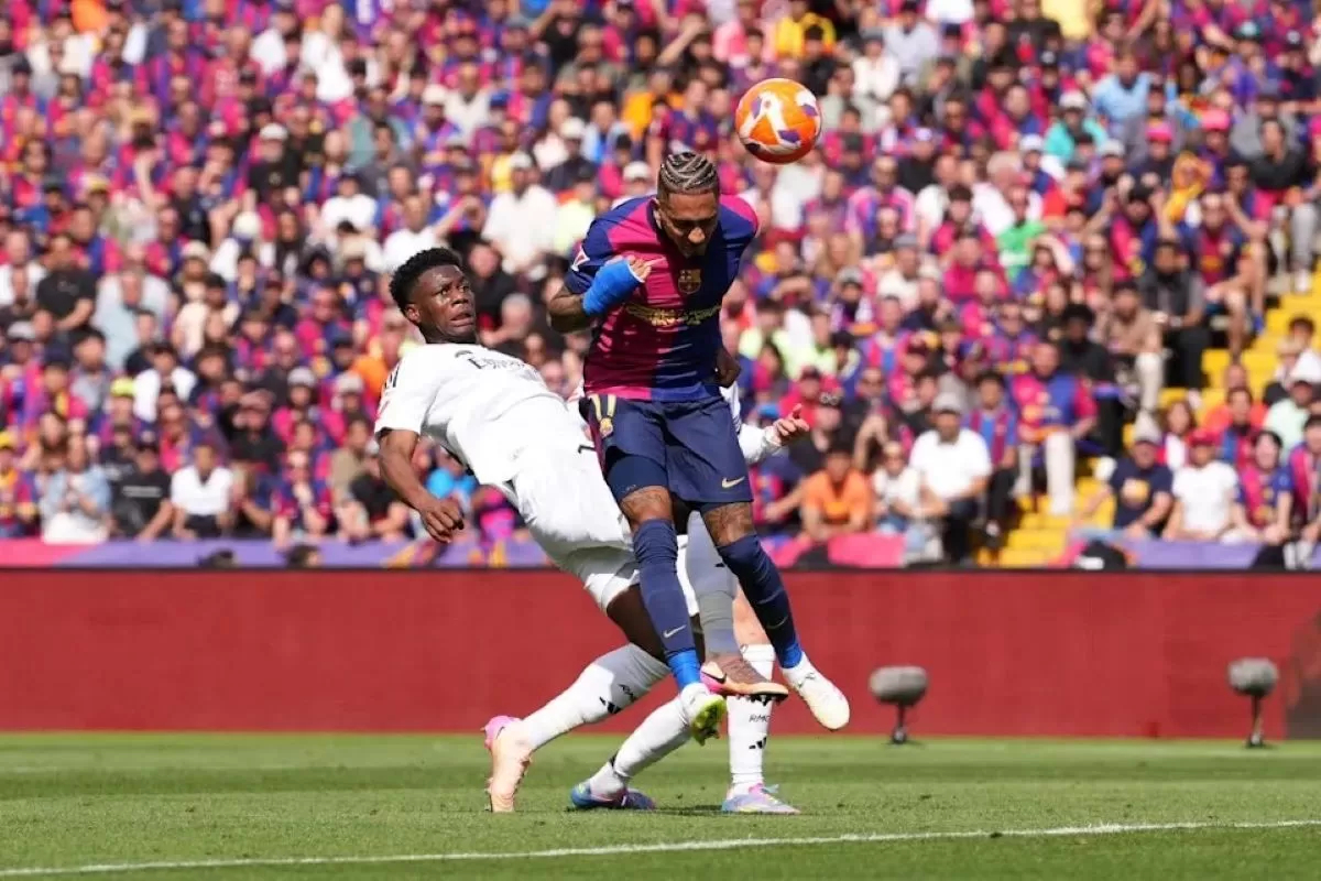 MENGADANG: Aurelien Tchouameni (Real Madrid) berusaha mengadang Raphinha (Barcelona).
