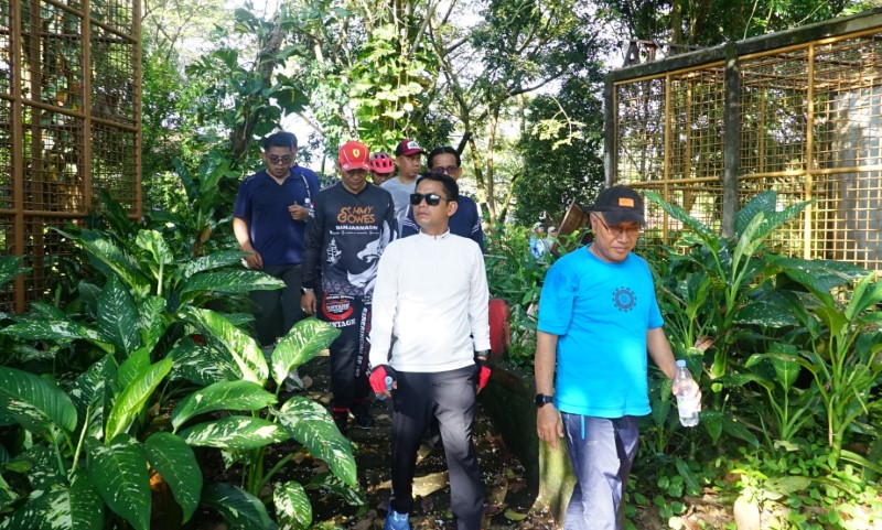 MENINJAU: Wali Kota Banjarmasin, Muhammad Yamin saat meninjau Kebun Binatang Mini di Jalan Jahri Saleh.
