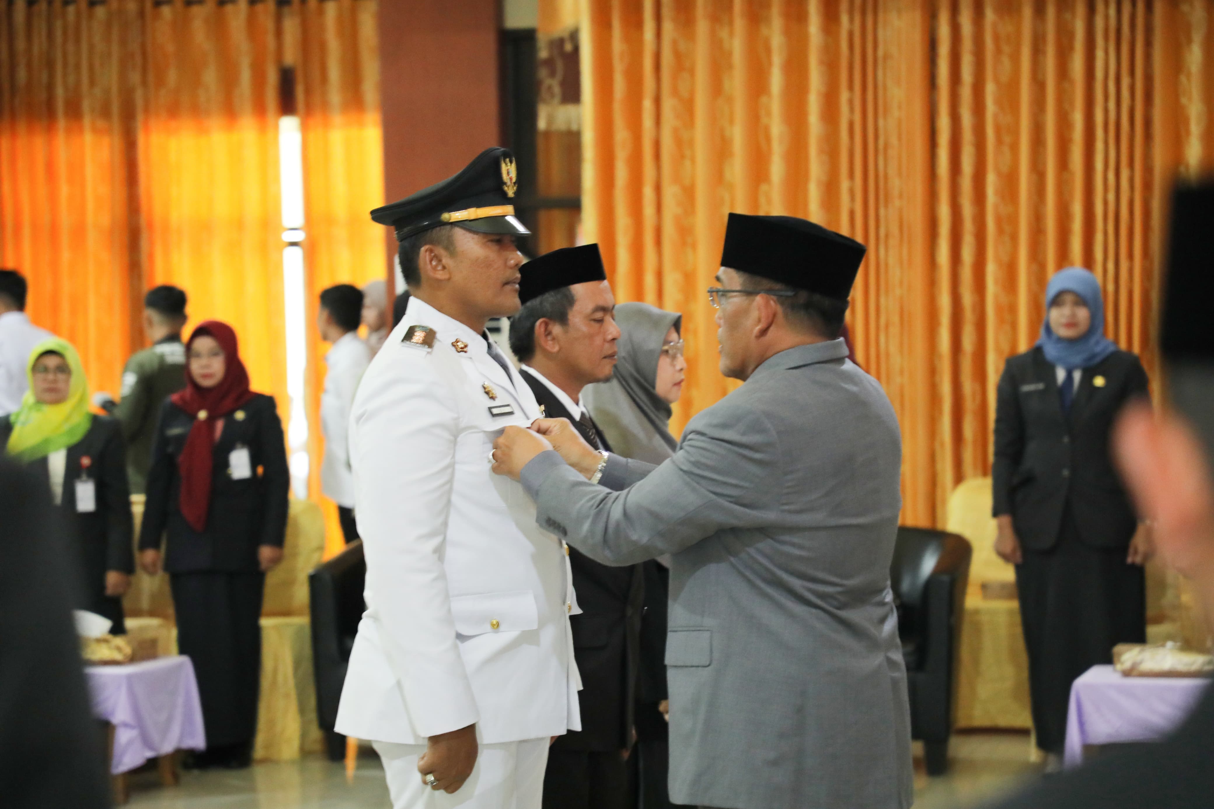 MOMEN: Bupati HSU H Sahrujani, pasang tanda jabatan pejabat eselon tiga dan empat di lingkungan Pemkab HSU, Rabu (14/5/2025). (Foto: M.Akbar/Radar Banjarmasin)