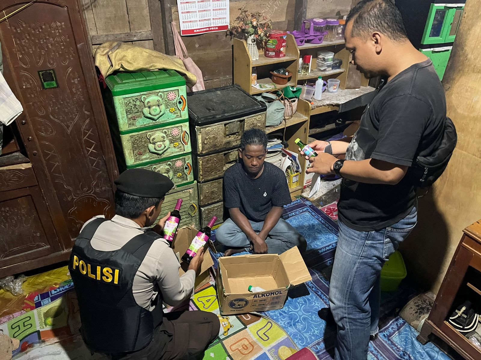 DISITA: Saat ditangkapnya R (32) gara gara jual miras di Desa Geronggang.