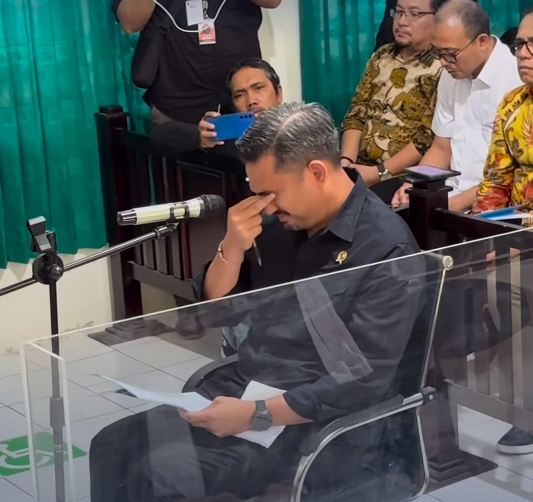 TETESKAN AIR MATA: Menteri UMKM RI Maman Abdurrahman menjadi saksi ahli Amicus Curiae dalam persidangan kasus Mama Khas Banjar di PN Banjarbaru, Rabu (14/5/2025) siang. (Foto: KEMENTERIAN UMKM RI)