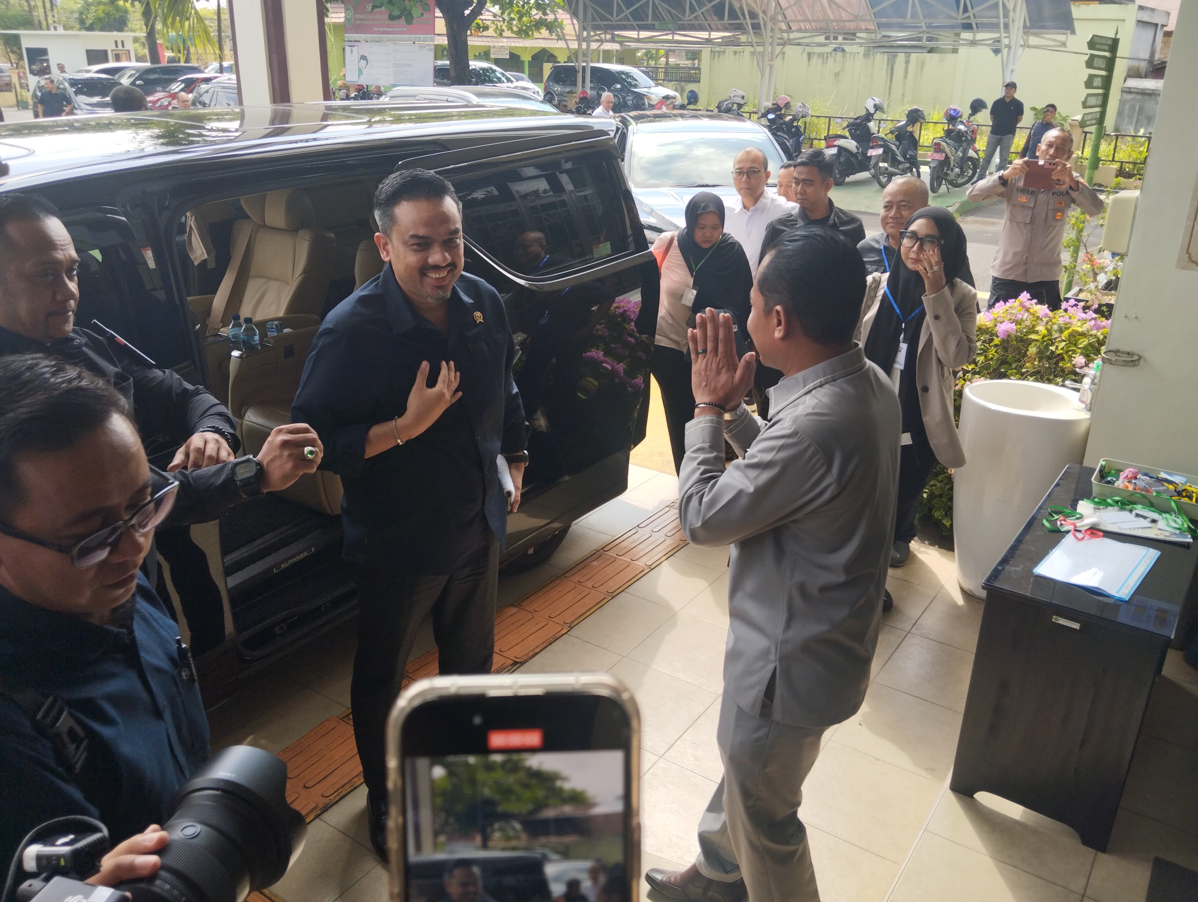 Menteri UMKM Maman Abdurahman tiba di gedung Pengadilan Negeri Banjarbaru untuk menjadi amicus curiae di sidang kasus Mama Khas Banjar, Rabu (14/5/2025). (FADLAN ZAKIRI/RADAR BANJARMASIN)