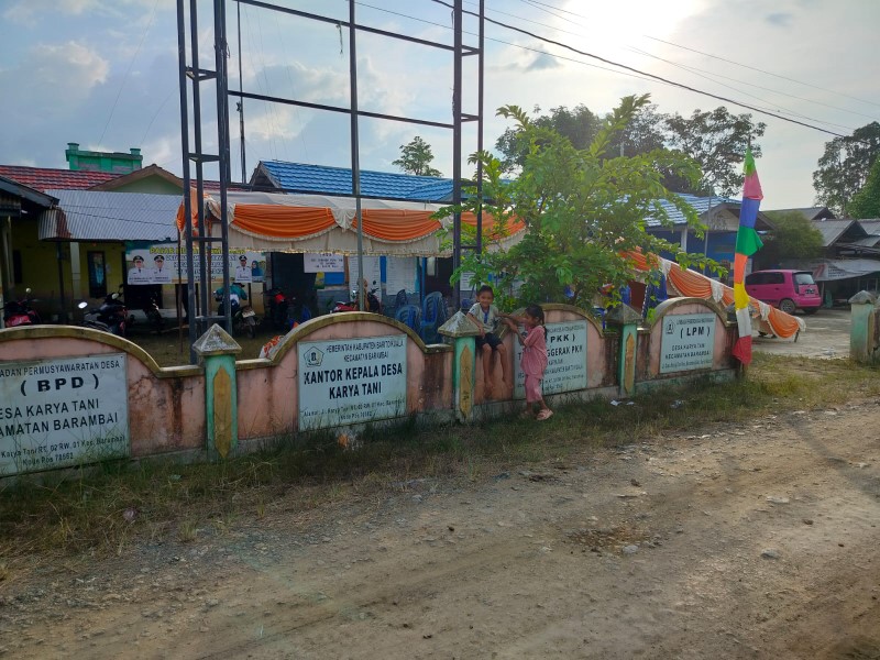 PAGAR DEPAN: Kantor Kepala Desa Barambai Karya Tani di Kecamatan Barambai.