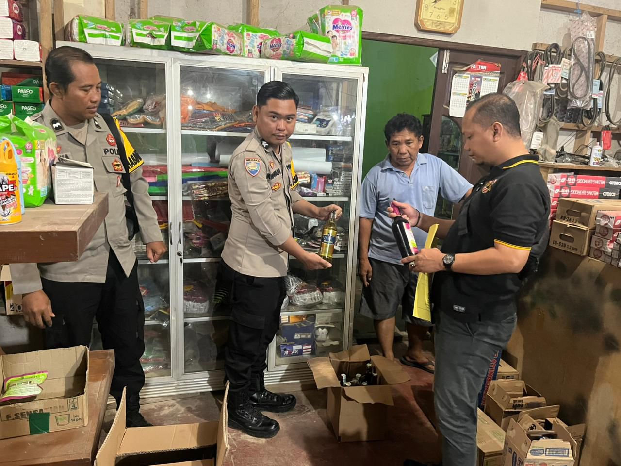 DIGELEDAH: Penangkapan AS,&nbsp;pemilik toko yang ketahuan jual miras di tokonya. Foto: Humas Polres Kotabaru.