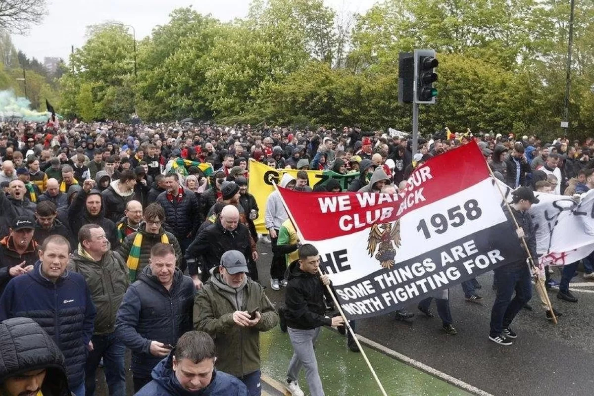 DEMO: Tepat 20 tahun Keluarga Glazer menjadi pemegang saham mayoritas Manchester United, demo besar-besaran akan kembali digelar sebelum kick off menghadapi Aston Villa, Minggu (25/5). (Dok. X)