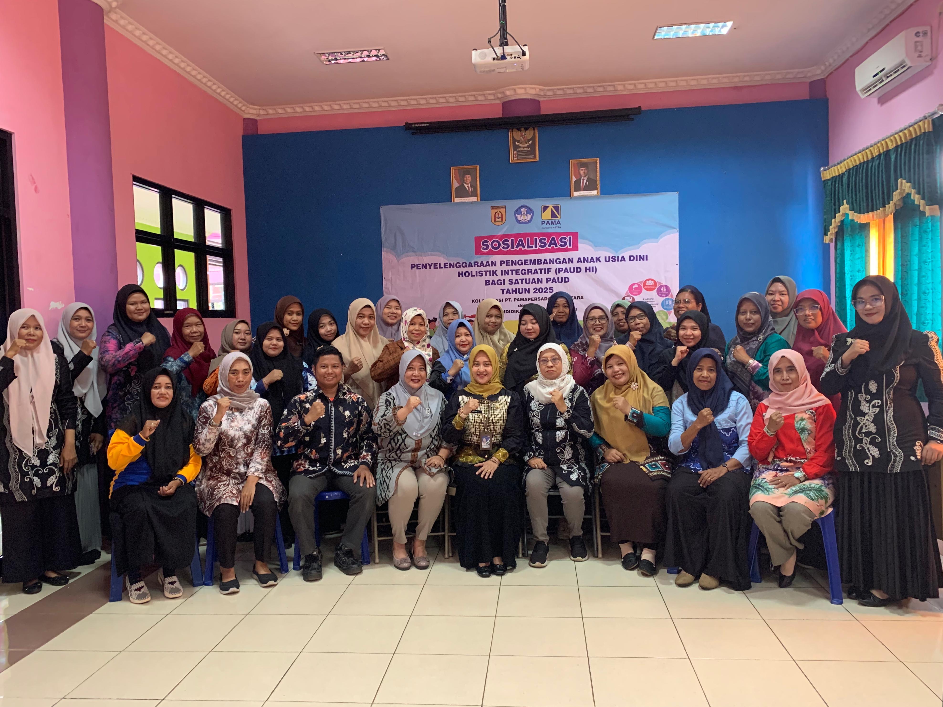 MOMEN: Peserta sosialisasi PAUD HI foto bersama usai kegiatan di Aula TK Negeri Idaman Banjarbaru, Kamis (15/5/2025).