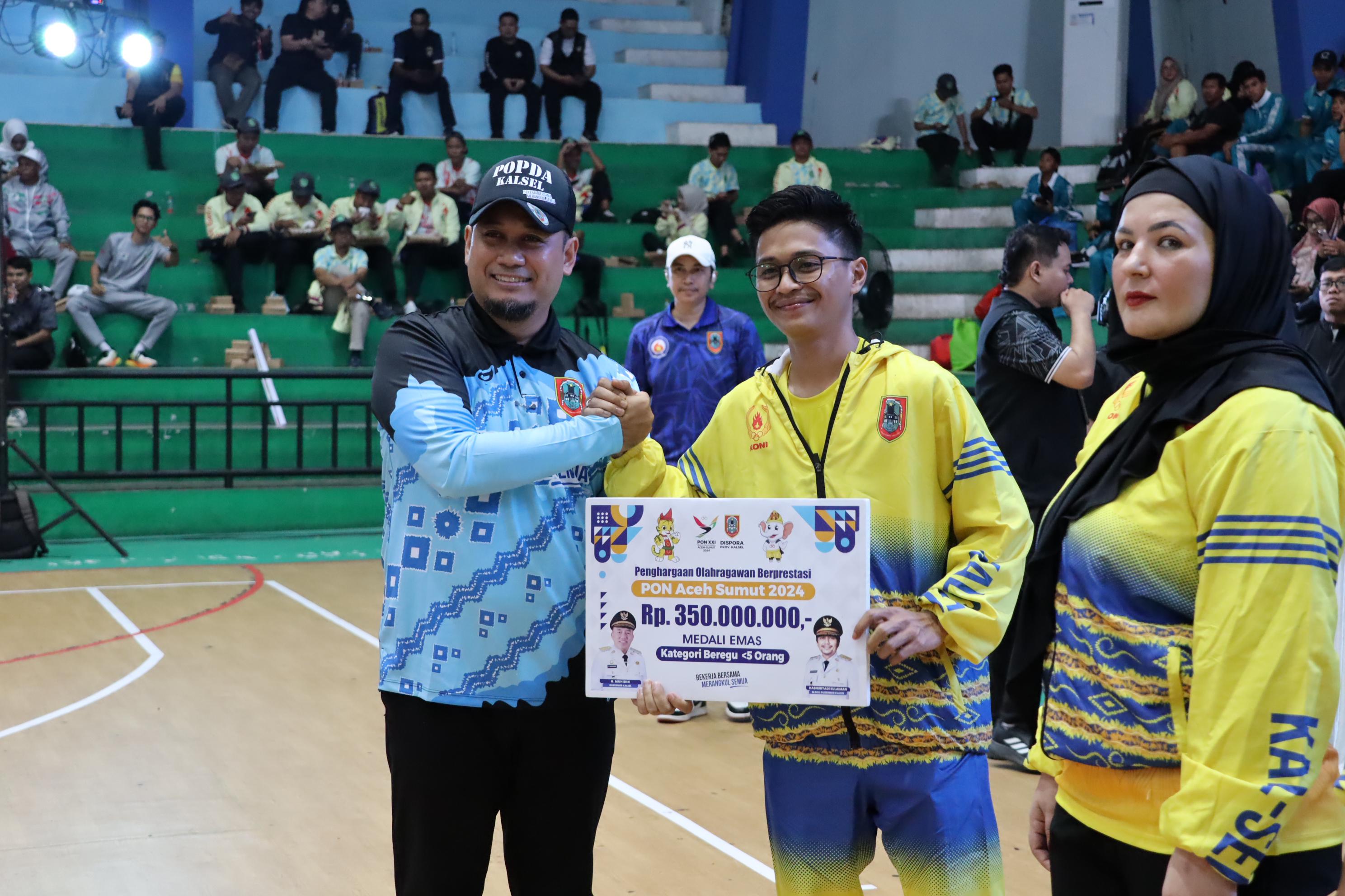 Kontingen ESI Kalsel menerima penghargaan dari Pemprov Kalsel usai meraih medali emas di PON XXI dan perunggu di Peparnas XVII, Kamis (15/5/2025). (Idris Jian Sidik/Radar Banjarmasin)