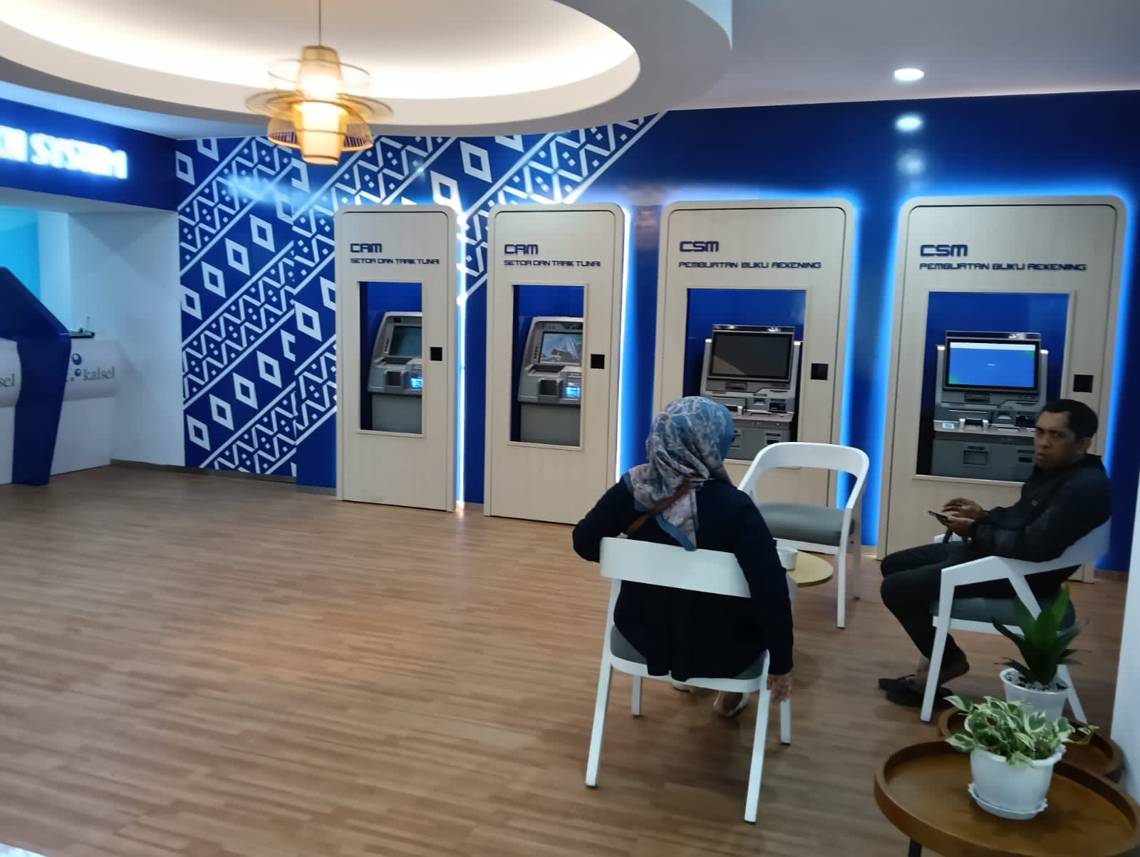 LAYANAN:Suasana layanan di Cabang Utama Bank Kalsel.(foto:Raudah Anisya/Radar Banjarmasin)