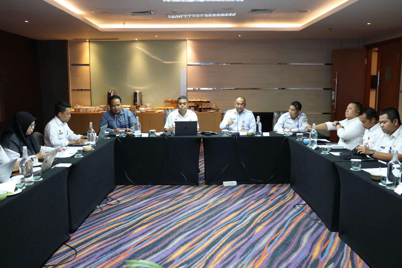 SINERGI:Kanwil Kemenkum Kalsel dan Pemkab Tapin menggelar Rapat Harmonisasi penyusunan Ranperda dan Ranperbup di Fugo Hotel Banjarmasin, Rabu (14/5/2025).(Foto:Kanwil Kemenkum Kalsel)
