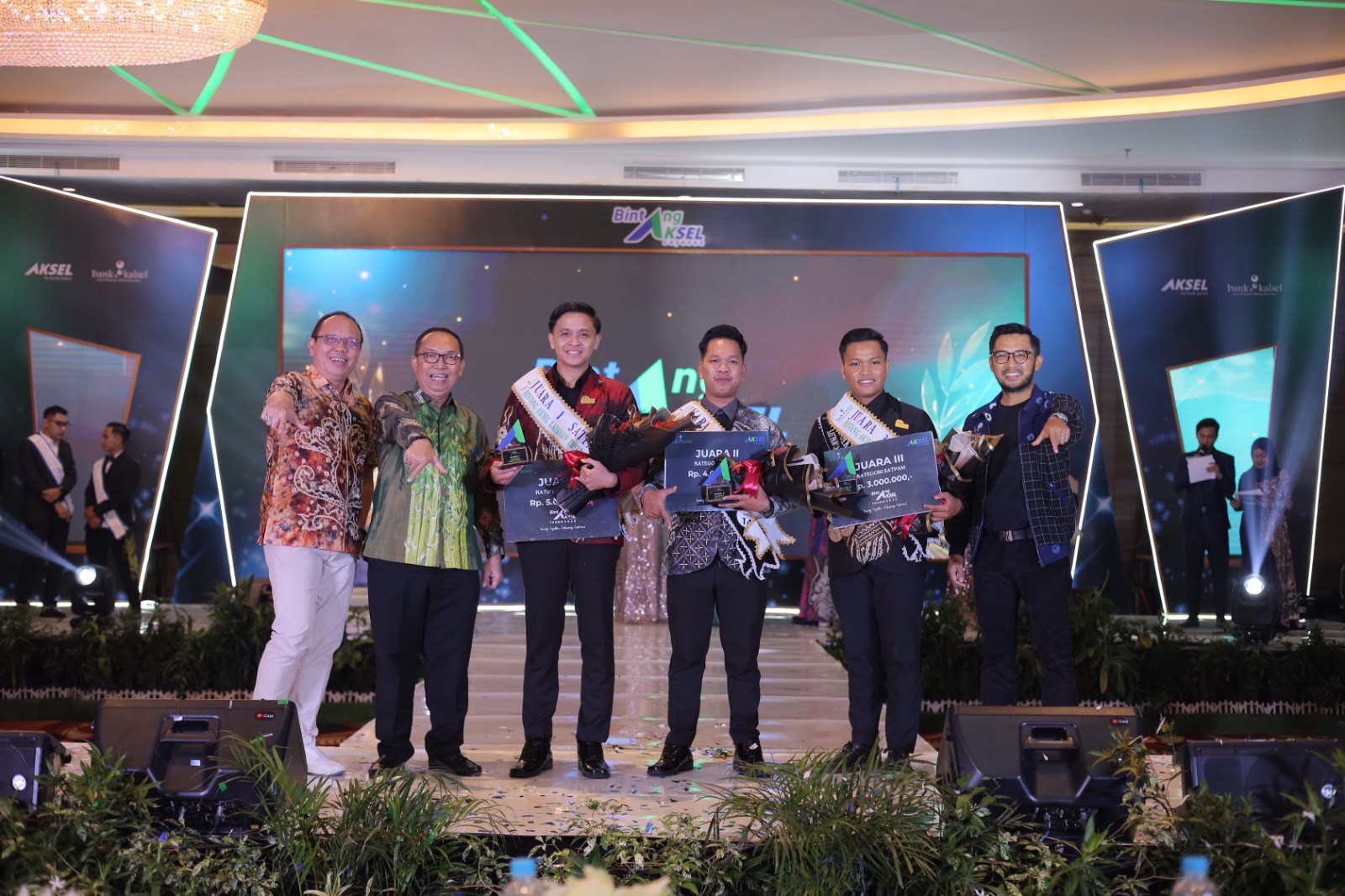 PRESTASI: Para pemenang ajang Bintang AKSEL Layanan 2025 berfoto bersama perwakilan Manajemen Bank Kalsel dan Pemprov Kalsel di Hotel G Sign Banjarmasin, Sabtu (10/5/2025) malam.
