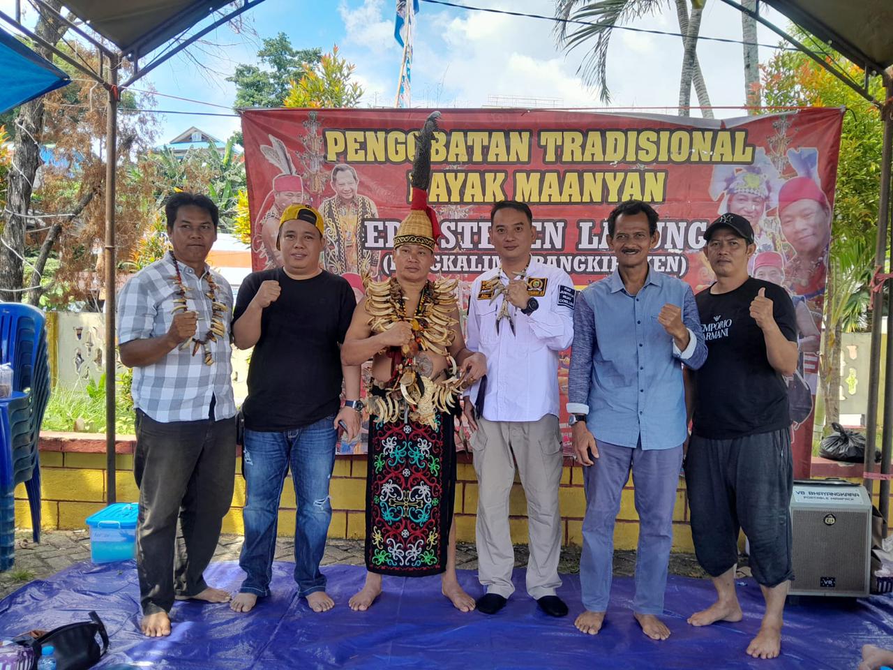 FOTO BARENG:Berpakaian adat Dayak, Eda Steven Lalung siap mengobati segala macam penyakit masyarakat Kotabaru dengan cara tradisional.(Foto:Iki untuk Radar Banjarmasin)