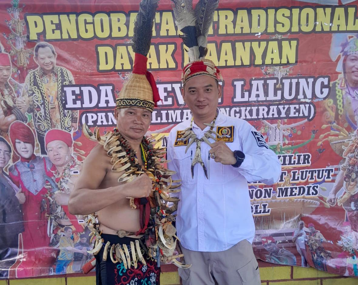 SENANG:Abu Suwandi, Ketua Komisi ll DPRD Kotabaru bersama Eda Steven Lalung atau Panglima Bangkirayen asal Tamiang Layang.(Foto:Abu Suwandi untuk Radar Banjarmasin)