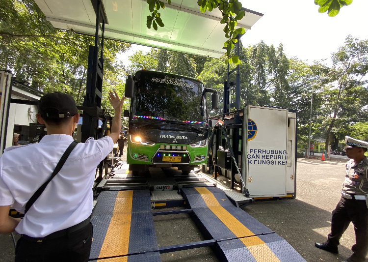 Dishub Tapin bersama Satlantas Polres Tapin mengecek kondisi bus yang akan mengantar jemaah calon haji Tapin. (Dishub Tapin untuk Radar Banjarmasin)