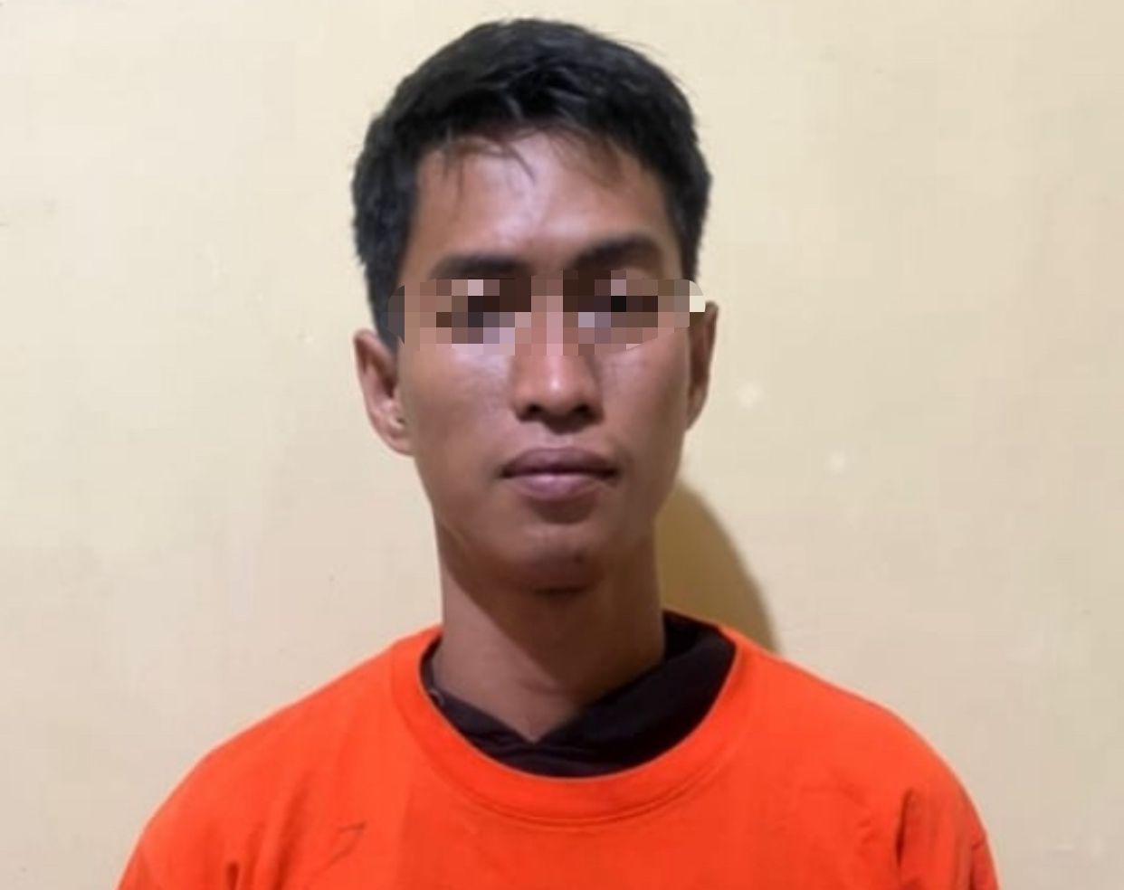 DIRINGKUS: Petugas Polsek Simpang Empat mengamankan pelaku jambret sesaat setelah penangkapan, Senin malam, 12 Mei 2025. (Foto: Polsek Simpang Empat)