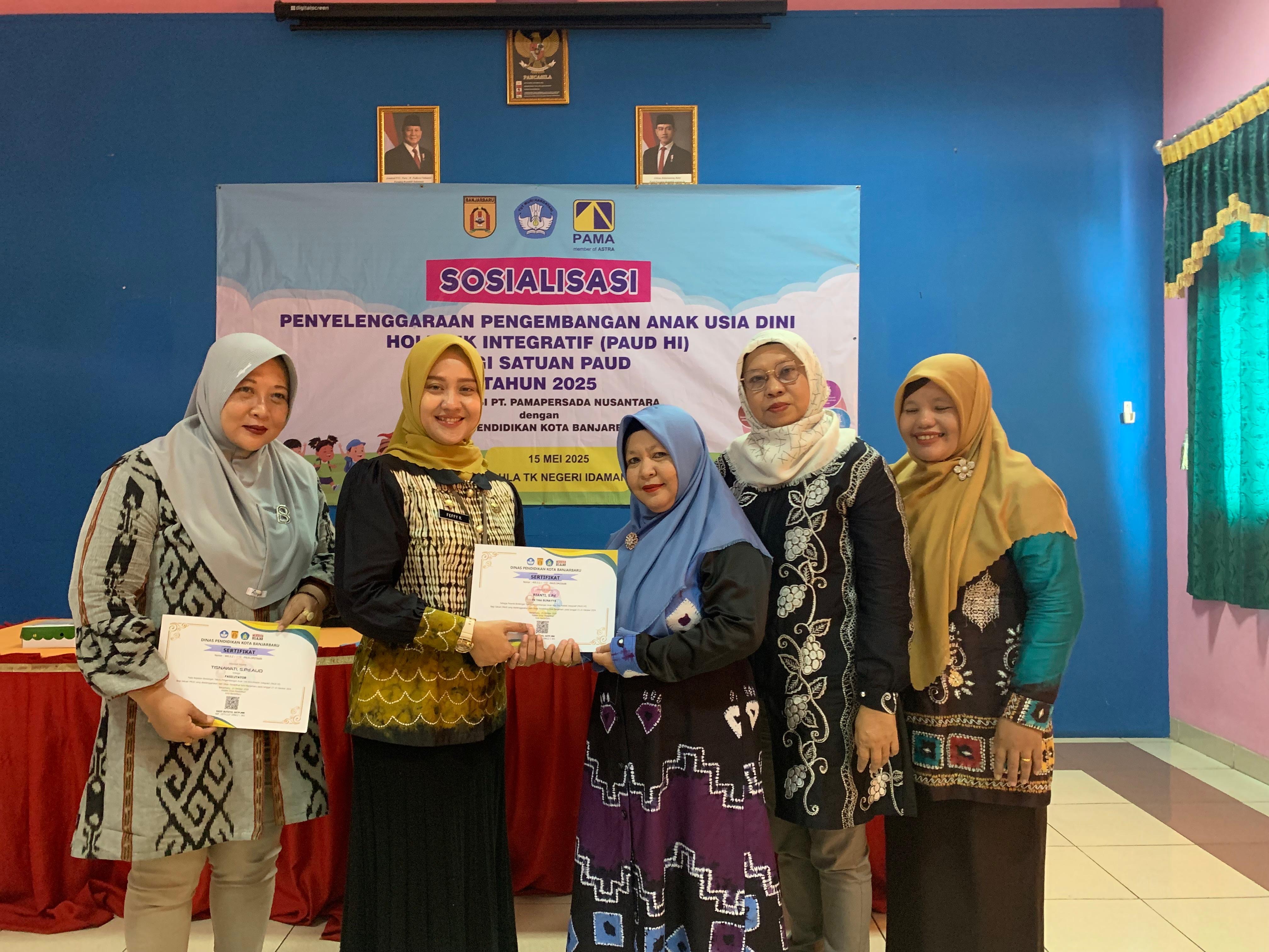 SERTIFIKAT: Perwakilan peserta menerima sertifikat pelatihan PAUD HI  sebagai bentuk apresiasi.