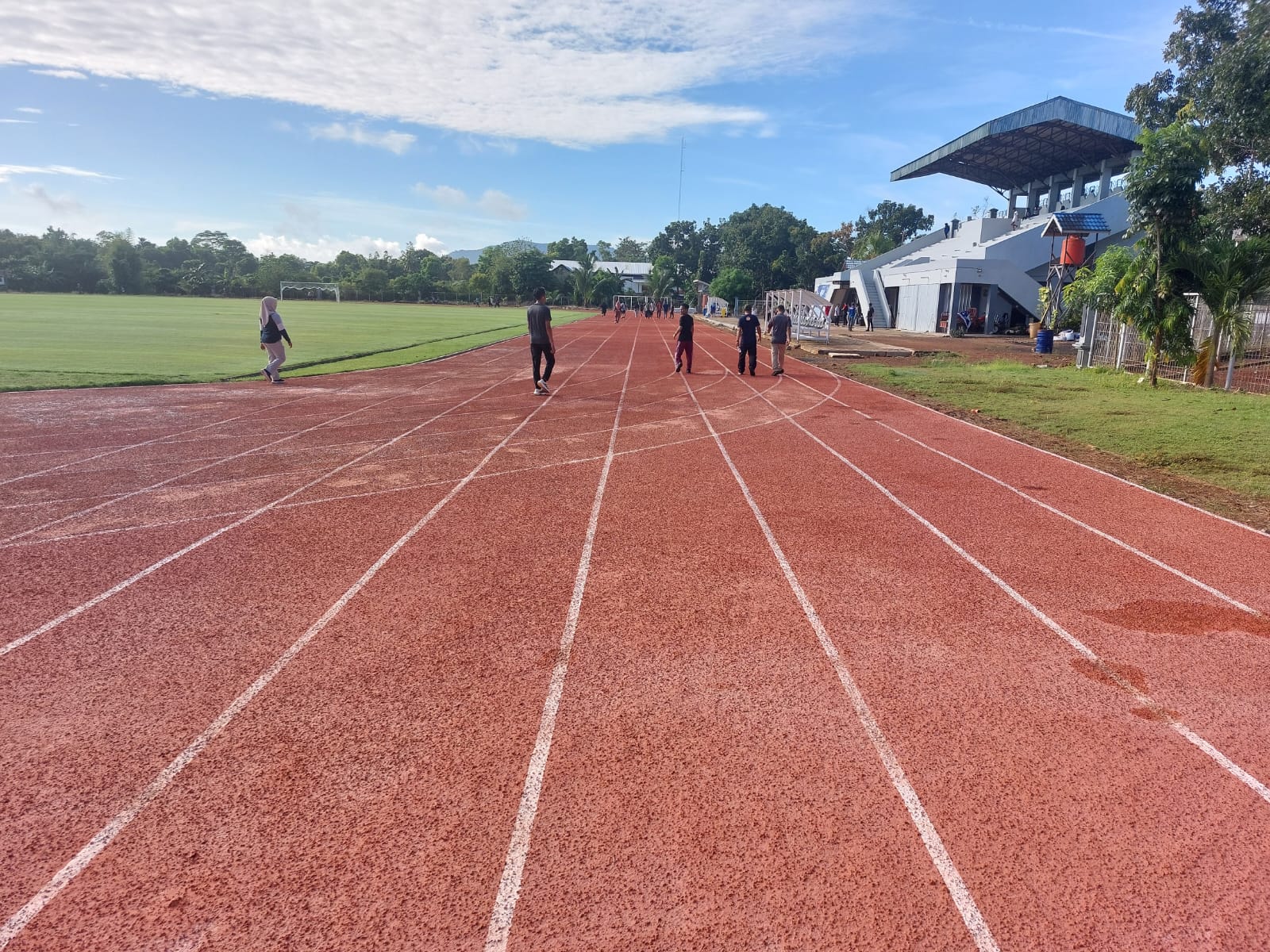 MEWAH: Lintasan lari di Stadion Pertasi Kencana Pelaihari yang dibangun pada tahun 2024 dengan menggunakan bahan rubber. (Foto: Norsalim Yahya/Radar Banjarmasin)