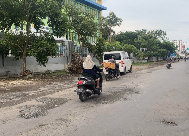 TAMBAL SULAM: Keluhan warga Jalan Rantauan Darat direspons Dinas PUPR Kota Banjarmasin. Jalan di depan RSUD Sultan Suriansyah itu akan diperbaiki tahun ini.