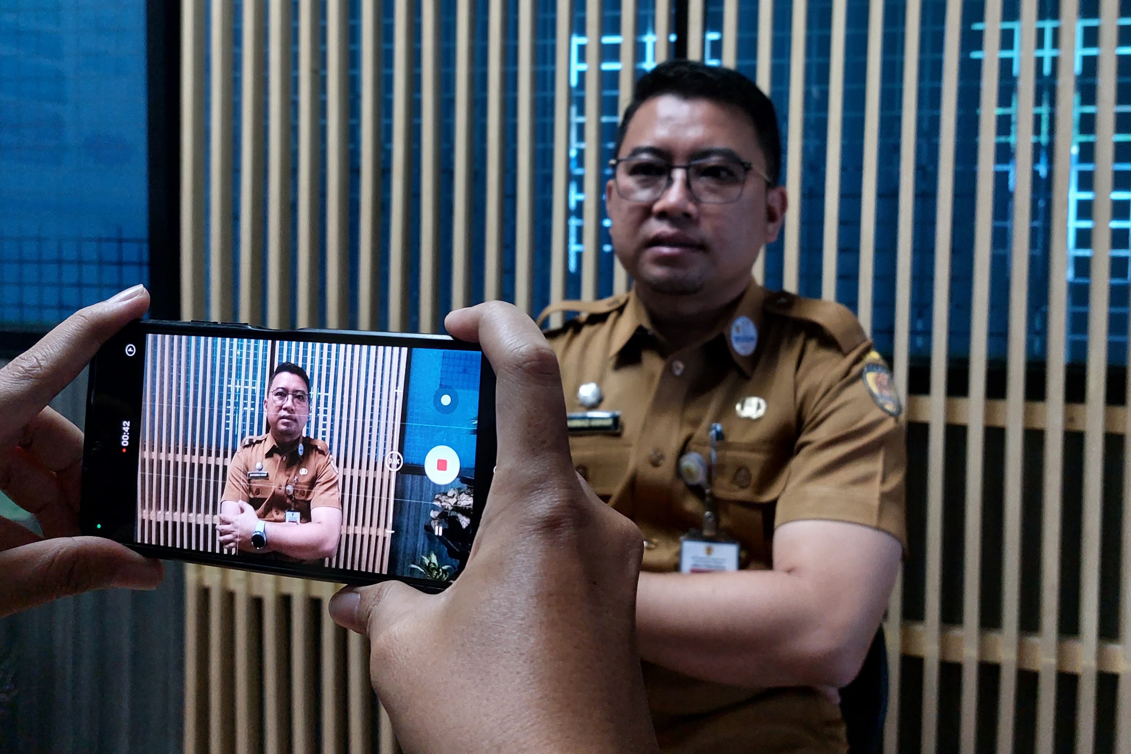 WAWANCARA: Kepala Dinas Pendidikan HST, Muhammad Anhar saat diwawancara. (Foto: Jamaluddin/Radar Banjarmasin).