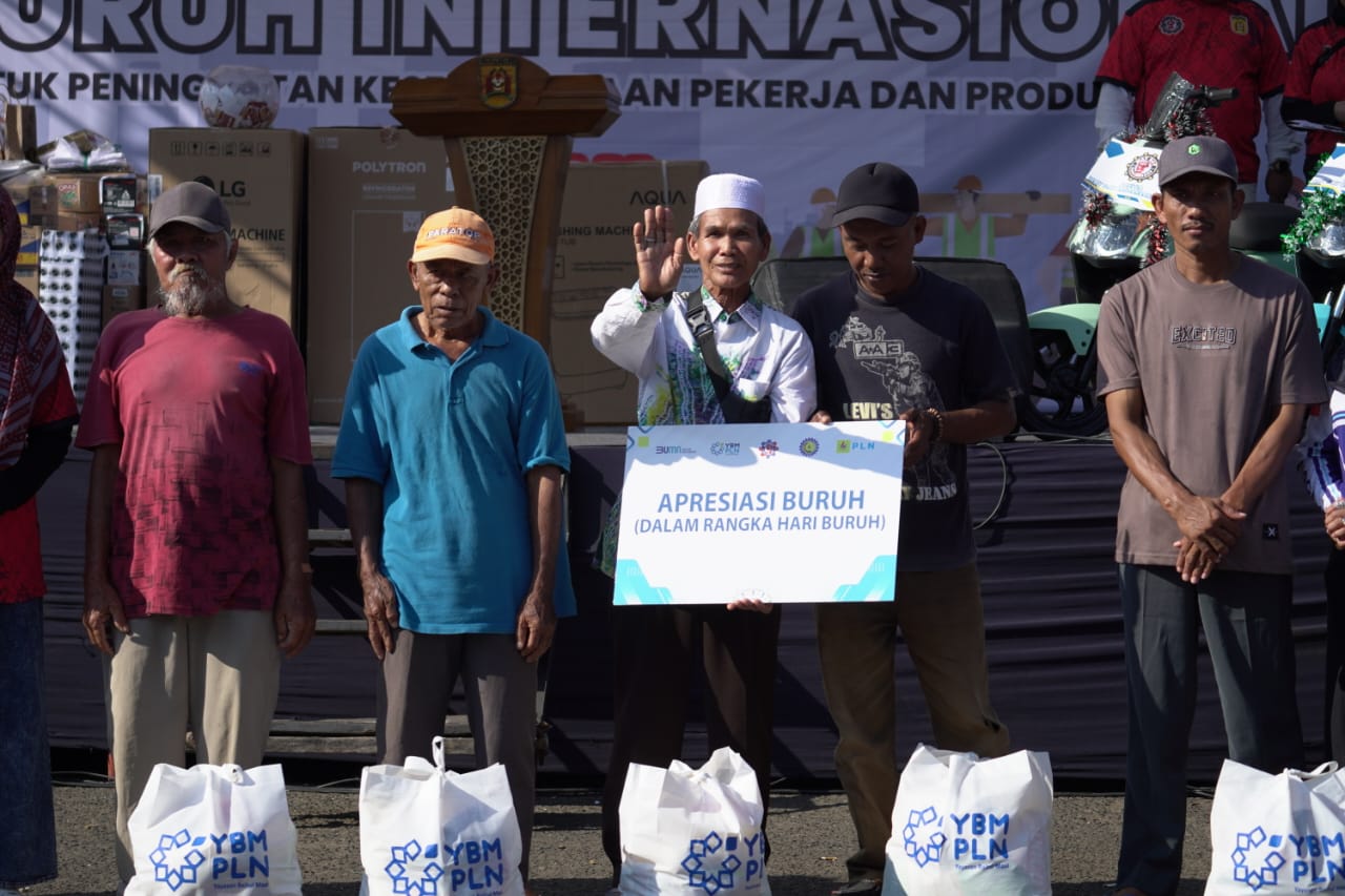 SENANG: Jaelani (tengah), seorang pengayuh becak di Banjarbaru bersyukur saat menerima bantuan dari YBM PLN UID Kalselteng.